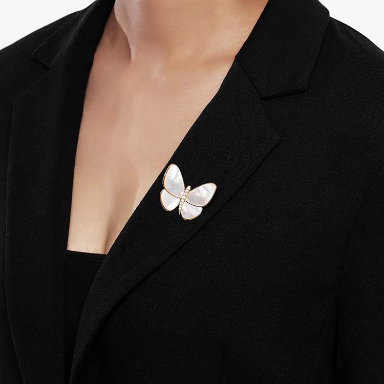 High-end, elegant and stylish butterfly brooch, exquisite suit corsage accessory, natural mother-of-pearl pin buckle Application Scenario
