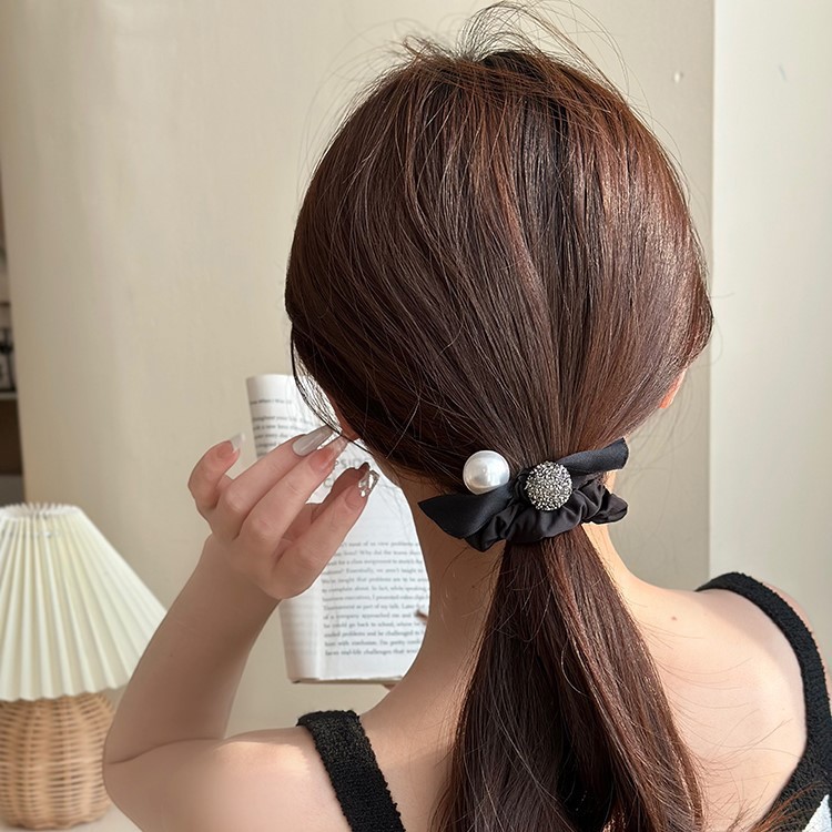 A new 2024 hair tie with a hair band, a pearl-black large intestine hair band, exudes a high-end feminine charm Application Scenario
