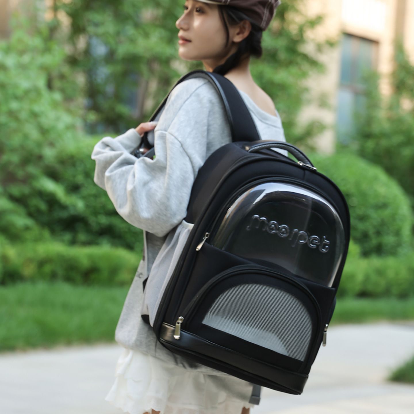 Factory direct supply cat bags and pet bags: Porous, breathable, portable, with large capacity for both shoulders and one shoulder to carry Application Scenario