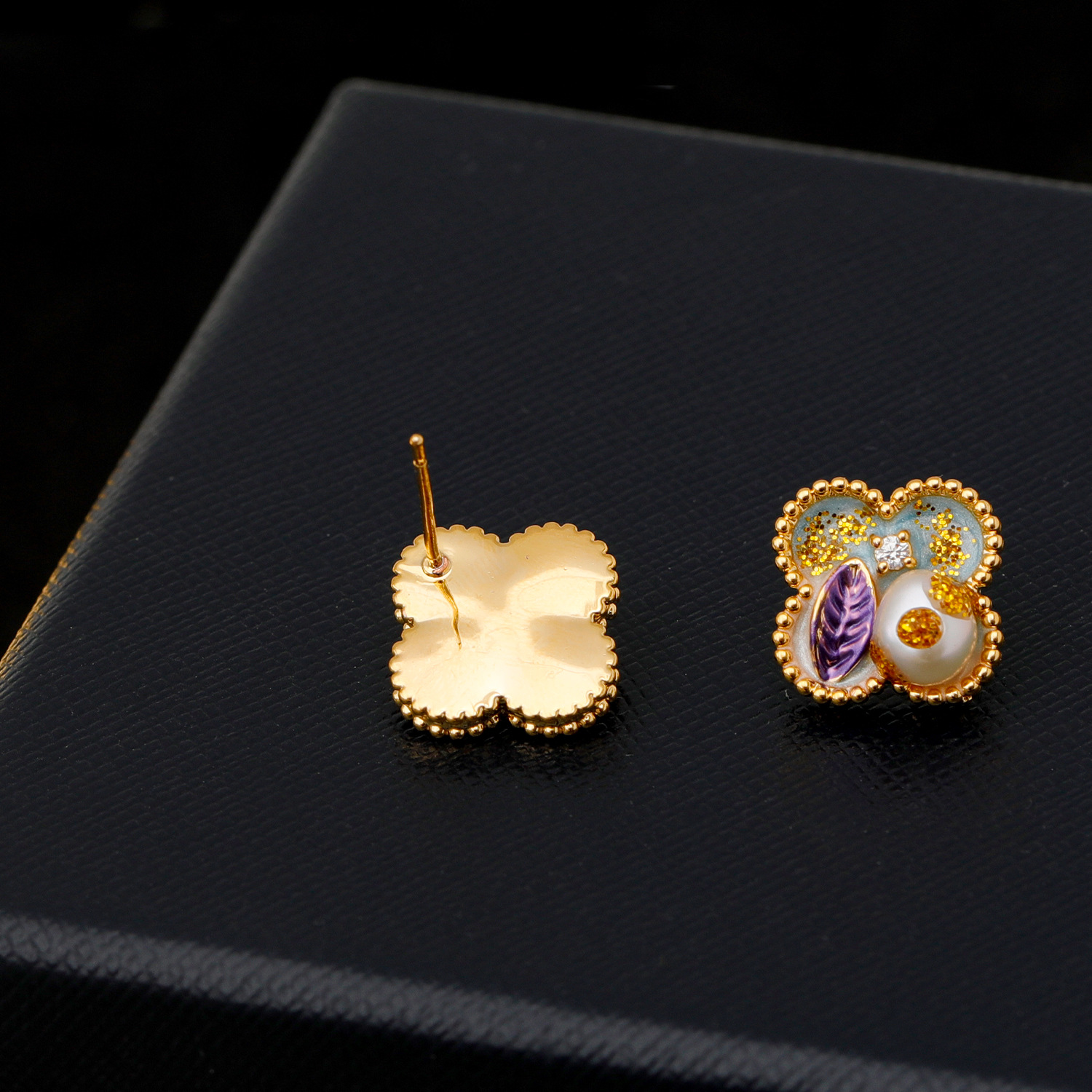 Pintura al óleo serie maré nacional esmalte de cuatro hojas orejeras perlas de agua dulce para mujeres nicho diseño original sentido pendientes Application Scenario