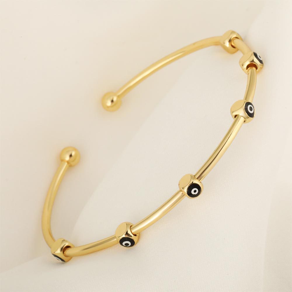 Cross-border new product: Devil's Eye Bracelet, a unique round bead fashion oil-dripping open bracelet, versatile jewelry and simple accessory Application Scenario