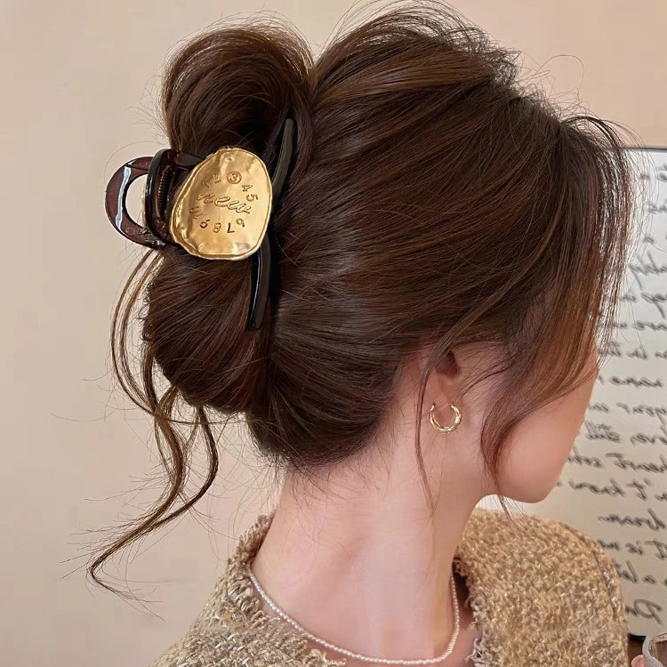 2025 New style simple and high-end women's hair clip, large shark hair clip, back of the head, elegant headwear Application Scenario