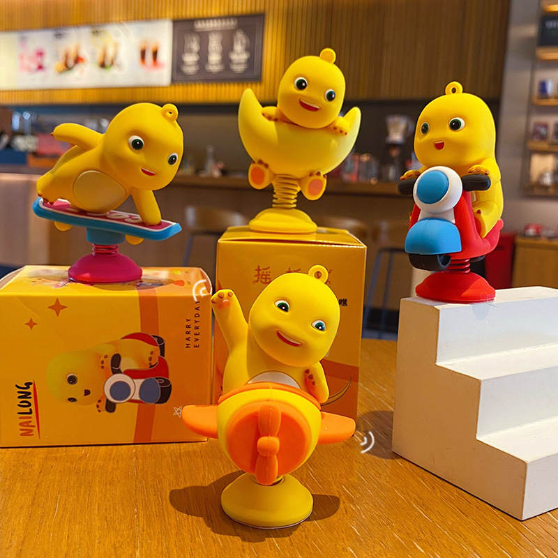 正版奶龙汽车摆件创意解压摇摇乐车用电动车装饰摆件可爱内饰摆件                              