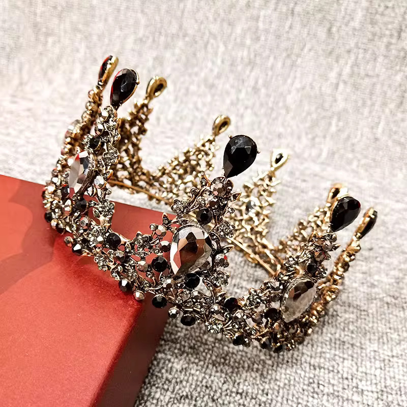 The bride's crown dress, headwear and accessories, a Korean-style, full round, simple and elegant look, set with zircon and rhinestones, was shot in a photo studio Application Scenario