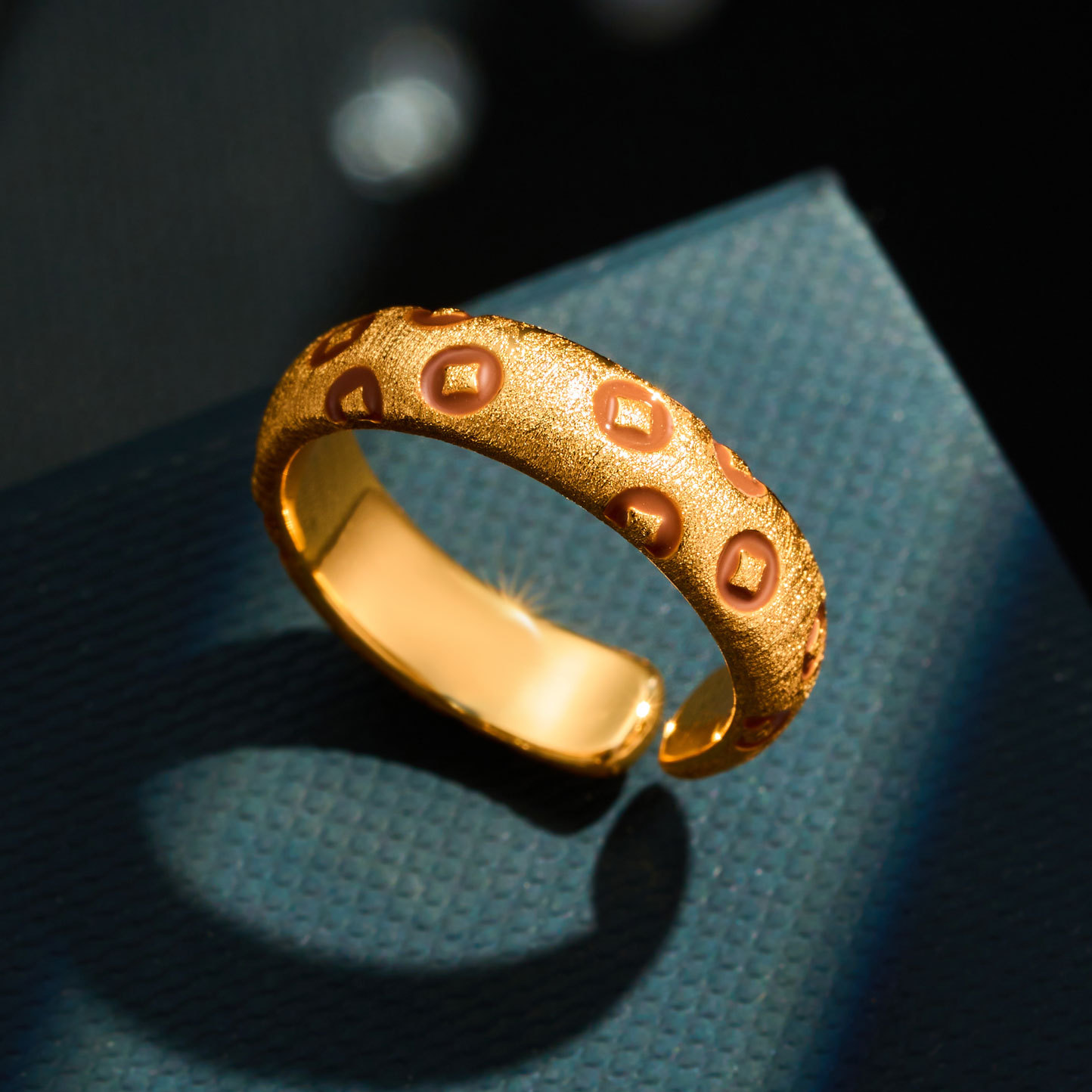 New Chinese-style money-attracting coin open ring, copper alloy real gold electroplated brushed process, oil-dripping high-end ring ring Application Scenario