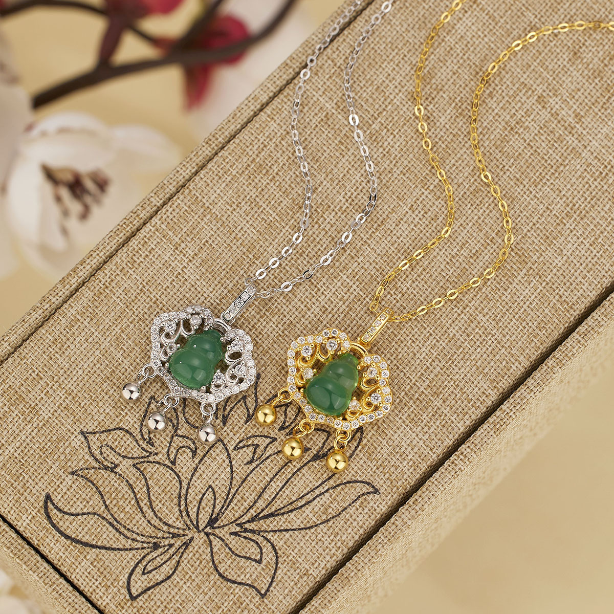The new Xiangyun Ruyi Peace Lock necklace is inlaid with gourd chalcedony and features a ethnic-style female collarbone chain details Picture