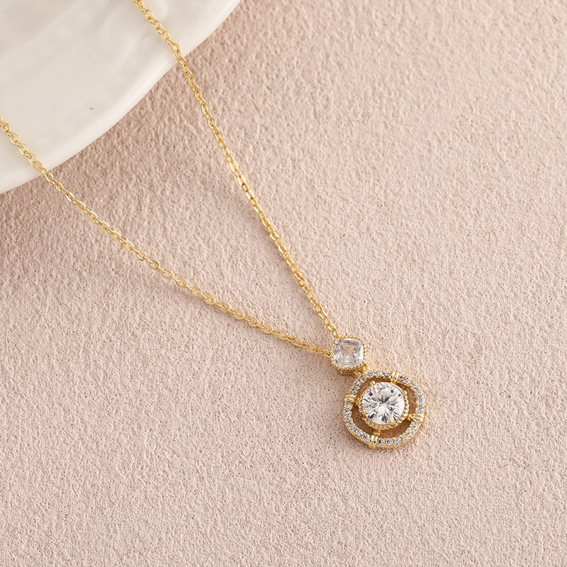 锆石项链女款2025新款轻奢小众士锁骨链生日情人节礼物几何吊坠产品图