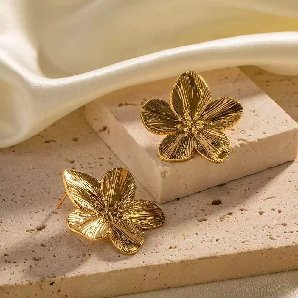 European and American cross-border golden flower exaggerated earrings, retro five-petal flower earrings, stud earrings, niche ins high-end stud earrings for women Specification image