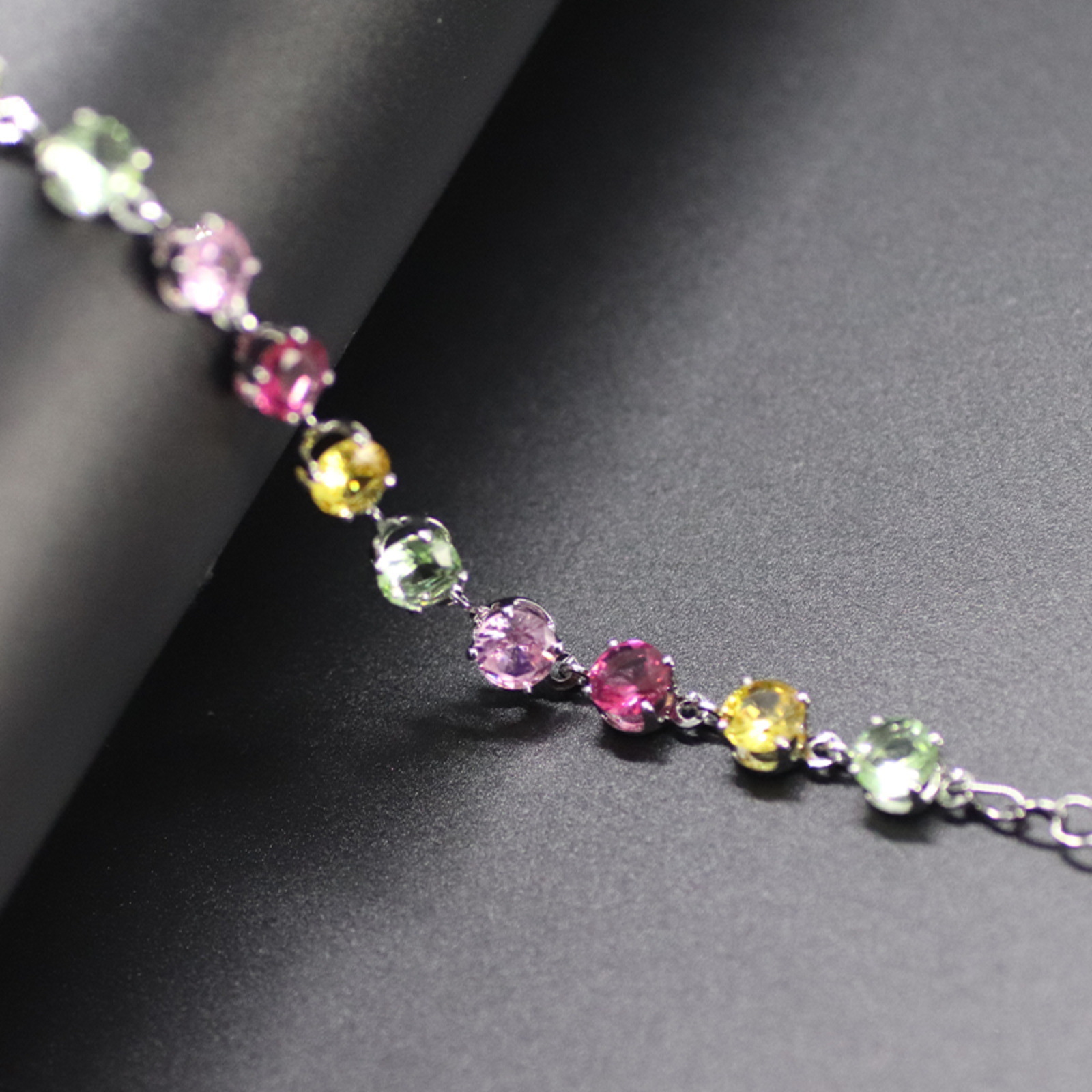 This is a high-quality classic round jewelry bracelet featuring the popular zircon element of "Beating Heart" from Shijia Specification image