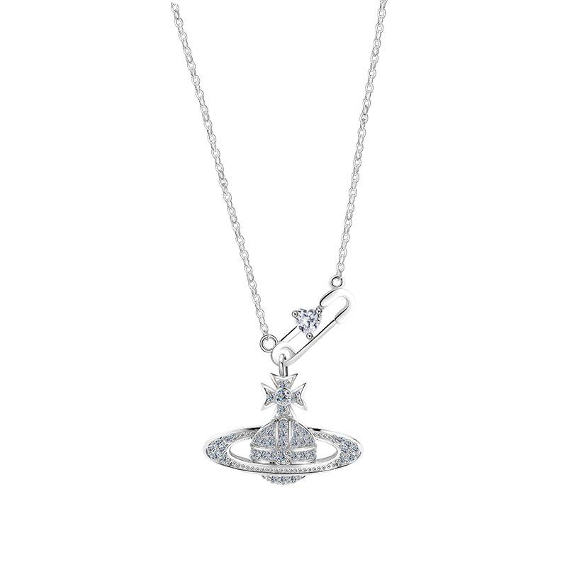 The Saturn series is now adorned with a large diamond Saturn necklace, a unique and stylish pure silver collarbone chain gift that has become a hit on Instagram Application Scenario