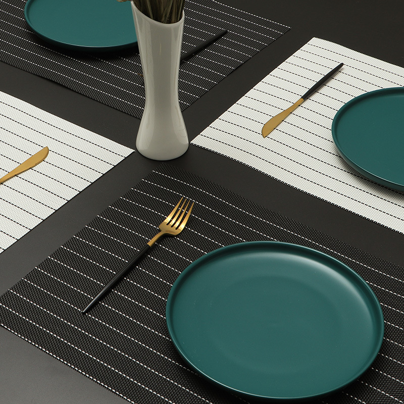 现代餐桌布置餐垫餐具盘子花瓶组合套装