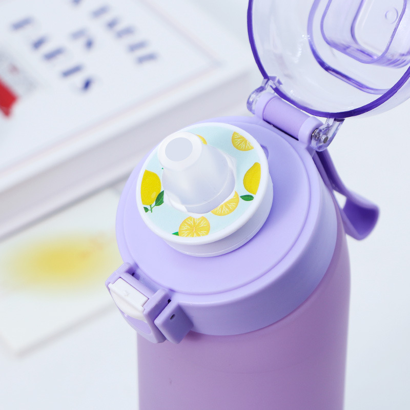 The fragrant cup is selling well. The fun and creative tritan water cup is designed for girls with a high level of appearance. It is a student sports cup with a straw and a gradient handle details Picture