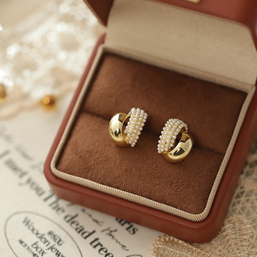 Light luxury mini pearl metal arc earrings, elegant and high-end design sense, niche daily stud earrings, versatile and sweet