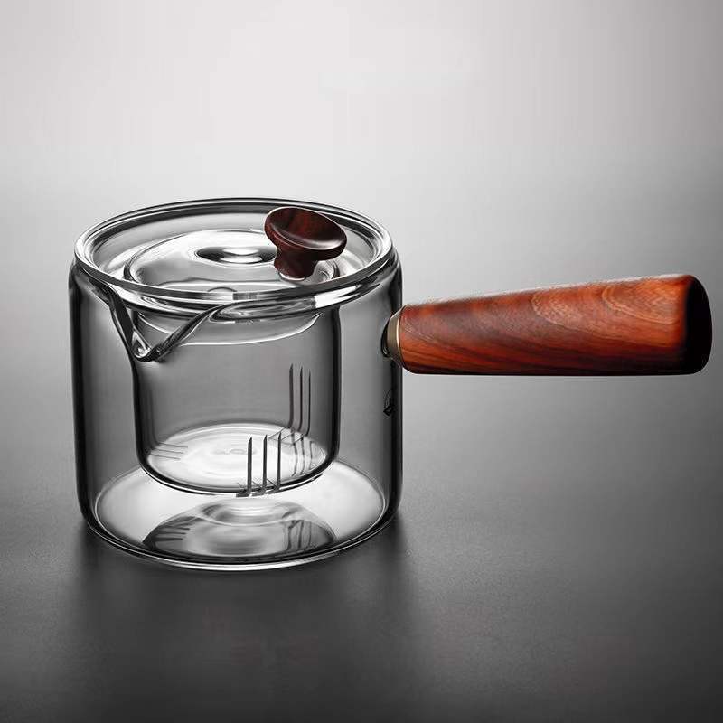 The side-handled glass teapot can be used for boiling tea. The wooden handle can be used for brewing tea. The heat-resistant intuitive teapot is a household water boiler Application Scenario