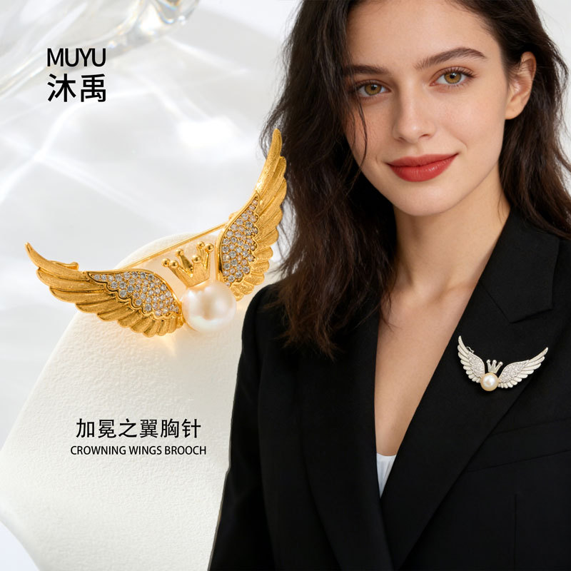 Original design two-color crown wing brooch, copper alloy, real gold electroplated and set with zircon freshwater pearls, exquisite brooch details Picture