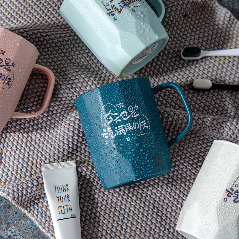 Creative and cute mouthwash cup, simple toothbrush cup, portable home for dormitories, student couple washbasin cup, handle tooth bucket Application Scenario