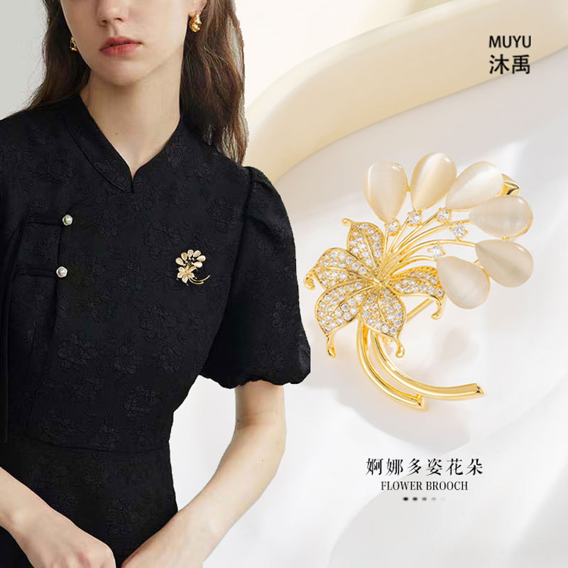 Fashionable and high-end cat's eye brooch, niche luxury and exquisite leaf-shaped brooch, new high-end pin accessories details Picture
