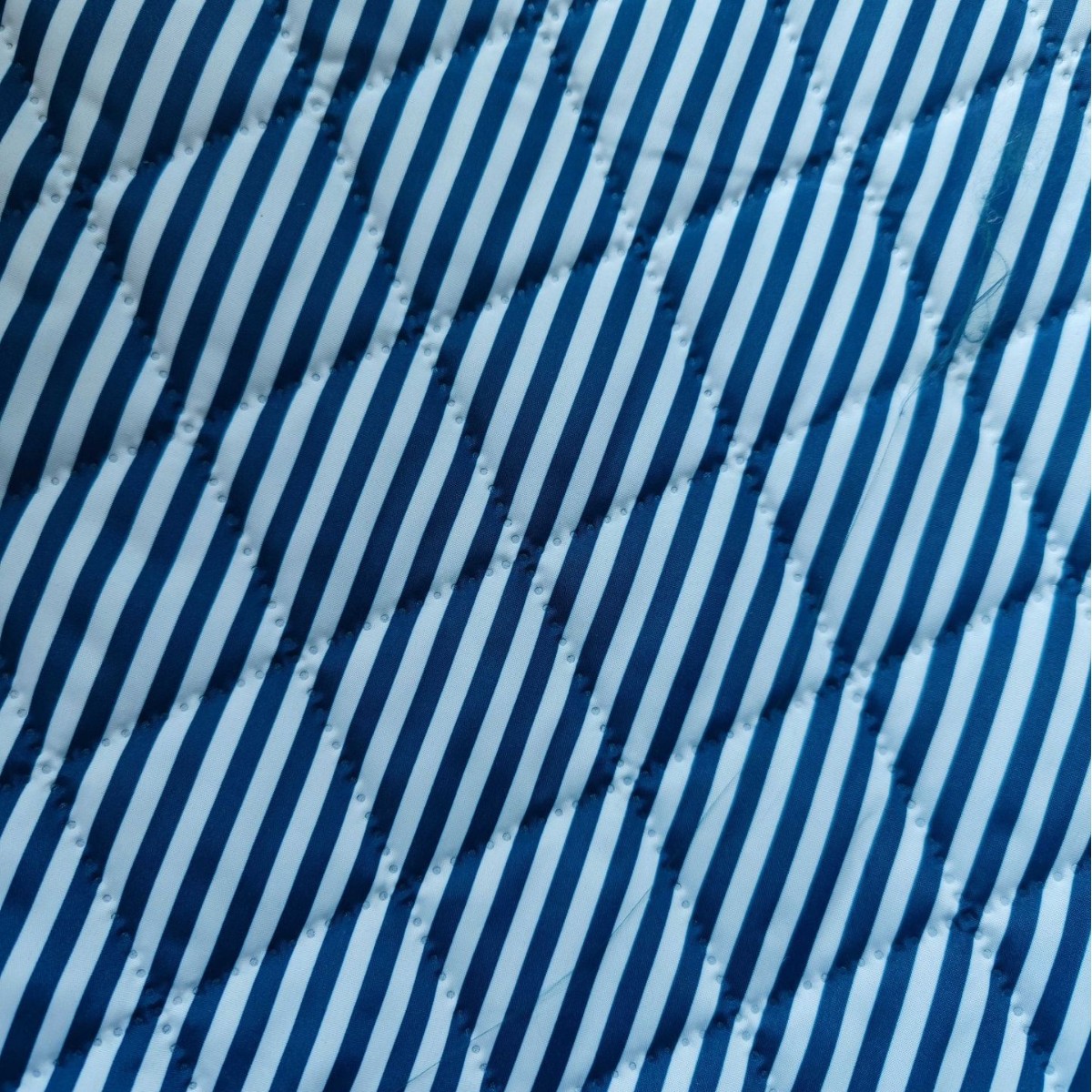 RPET240T春亚纺超声波绗棉面料防水野餐垫耐用箱包防风挡风被布料产品图