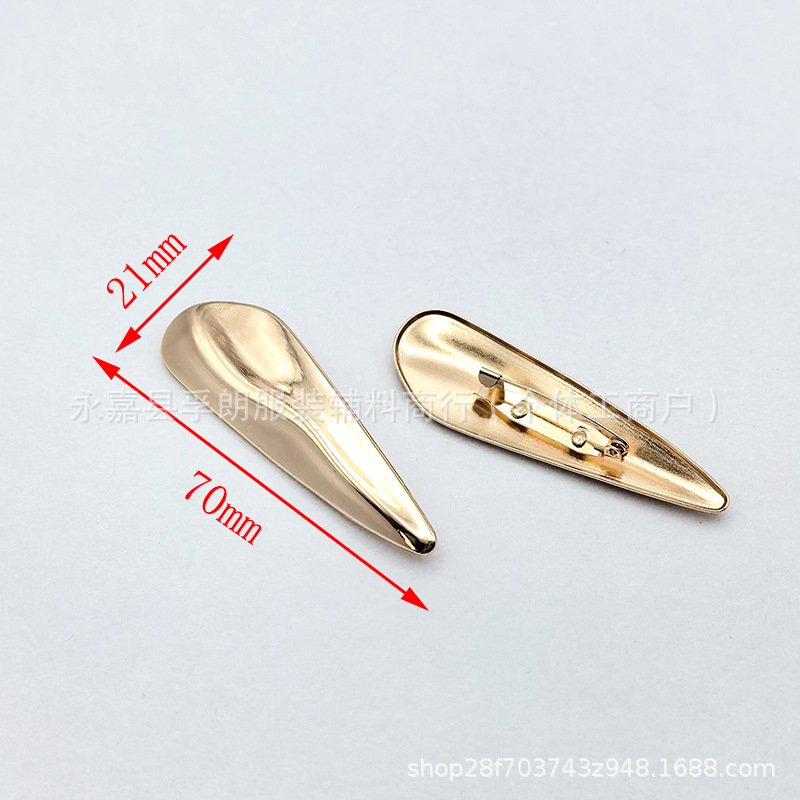 A niche design sense metal brooch with sunflower and lava texture, a decorative clasp for the neckline of a suit overcoat Application Scenario