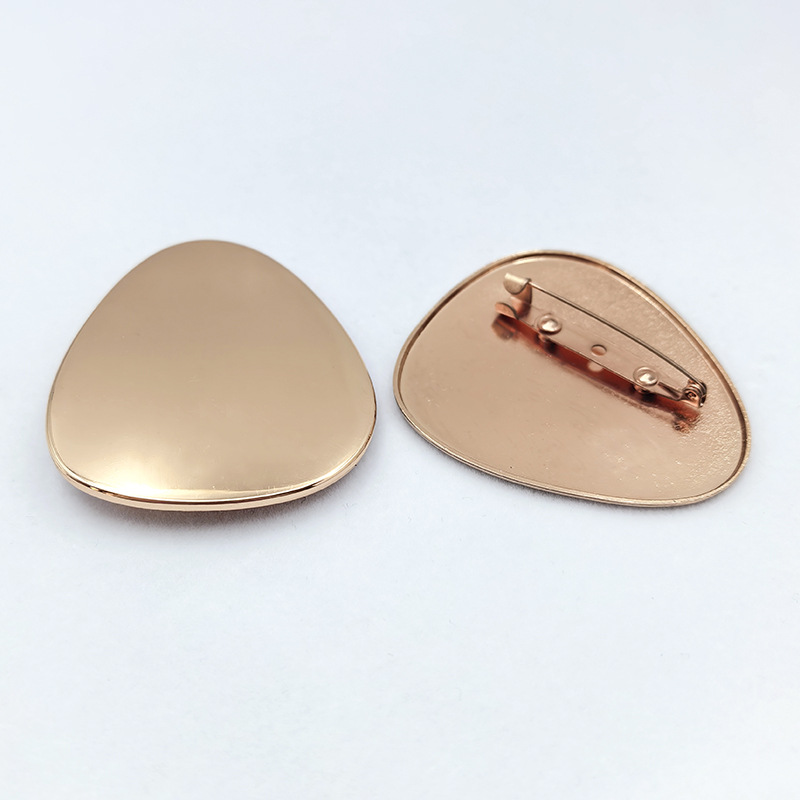 A new autumn and winter trendy metal brooch from Europe and America, with a cold and retro catwalk style, featuring a large gold block round cake brooch Specification image