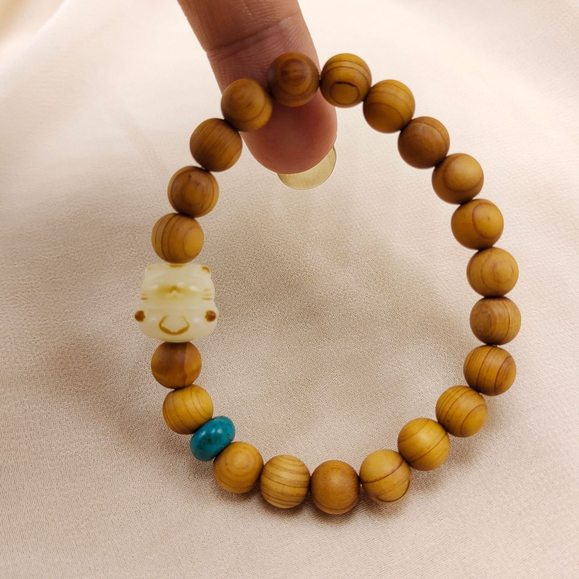 Cypress wood cat paw bracelet, single circle charred cat paw female sandalwood cultural play Buddhist prayer beads bracelet, scenic area temple style Application Scenario