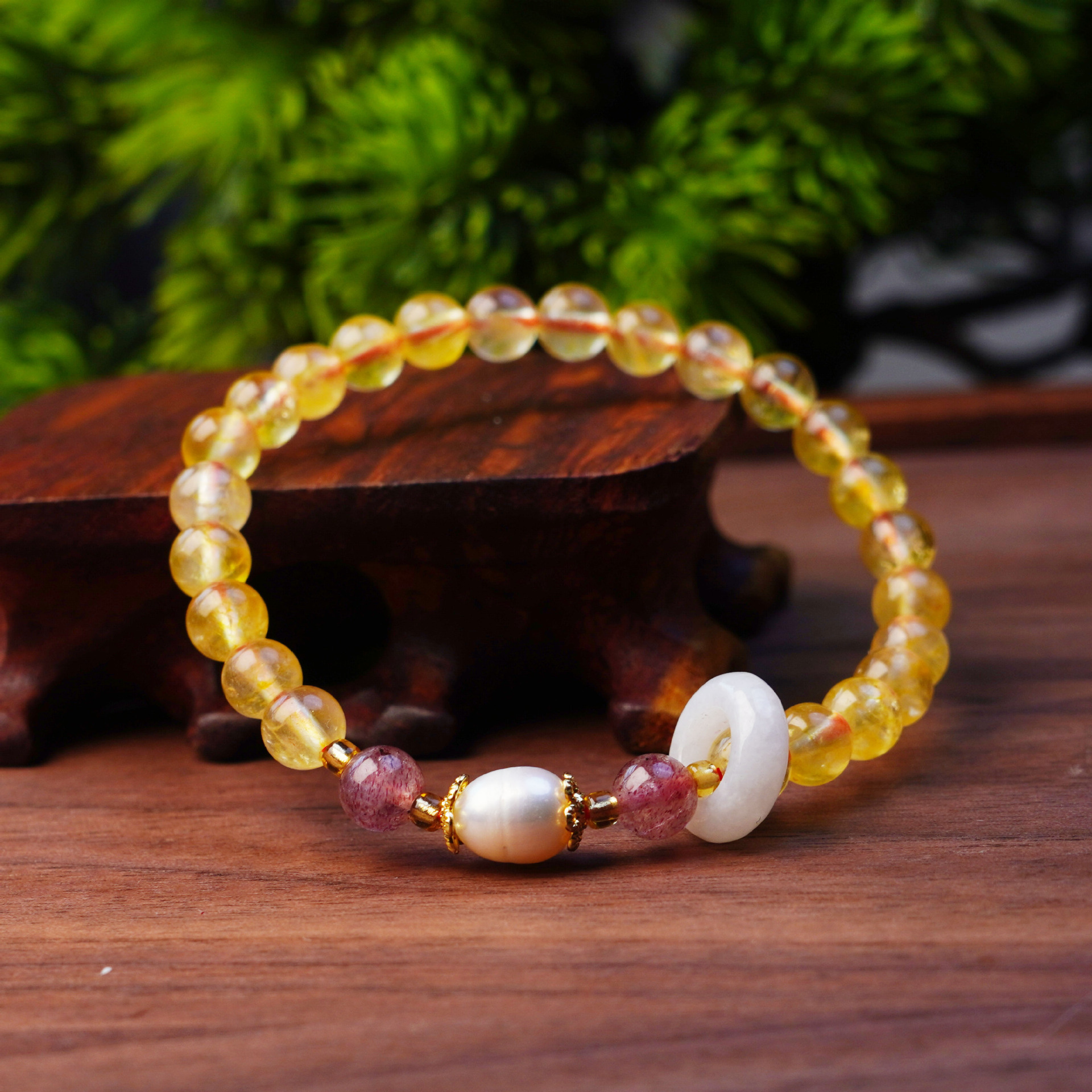 New gold and yellow crystal beaded bracelet, peace buckle, running ring, pearl handcrafted bracelet, a high-end accessory for girls Specification image