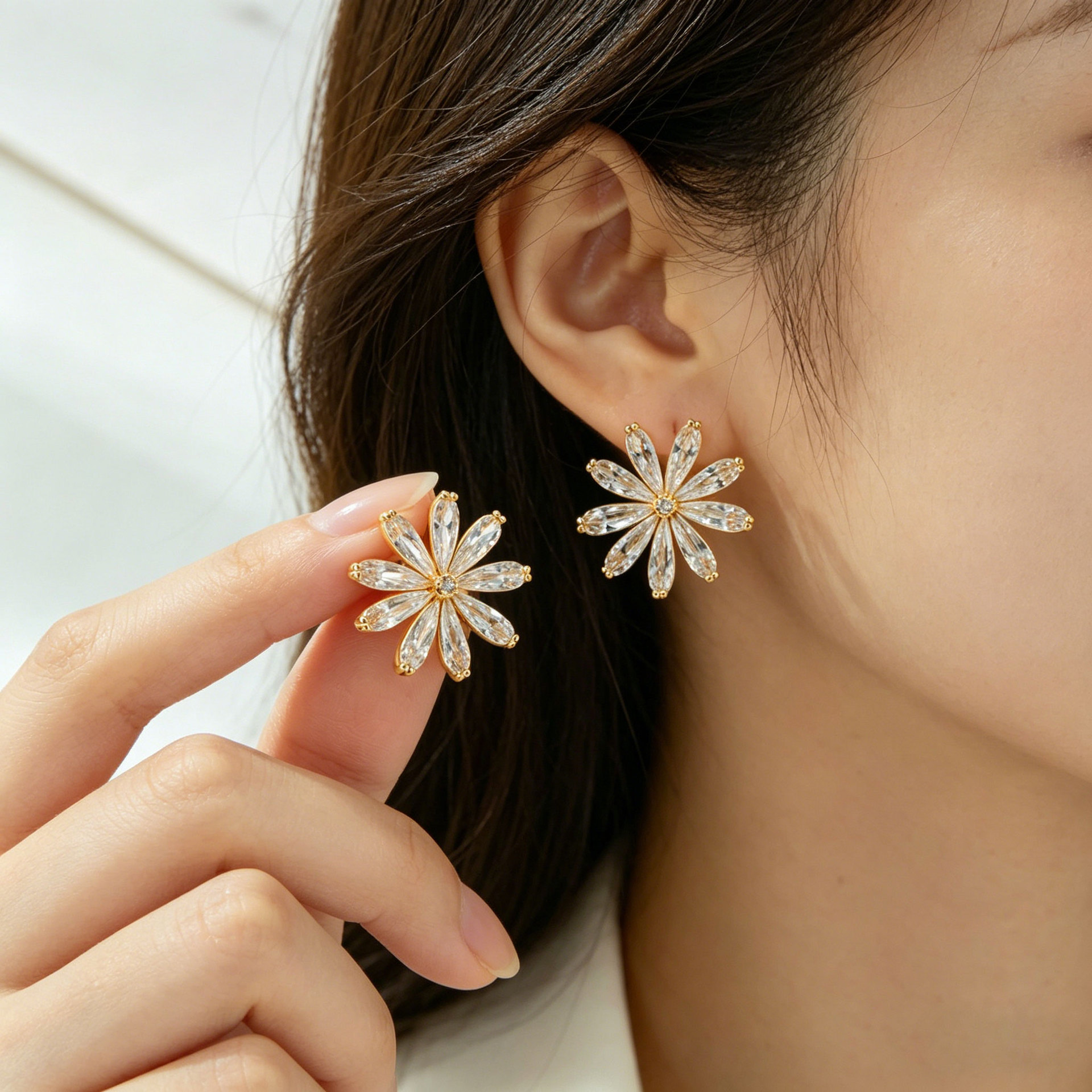 Freshly premium sense little daisy earpins aleación de cobre oro real chapado con circonitas S925 agujas de plata elegante y versátil orejeras details Picture