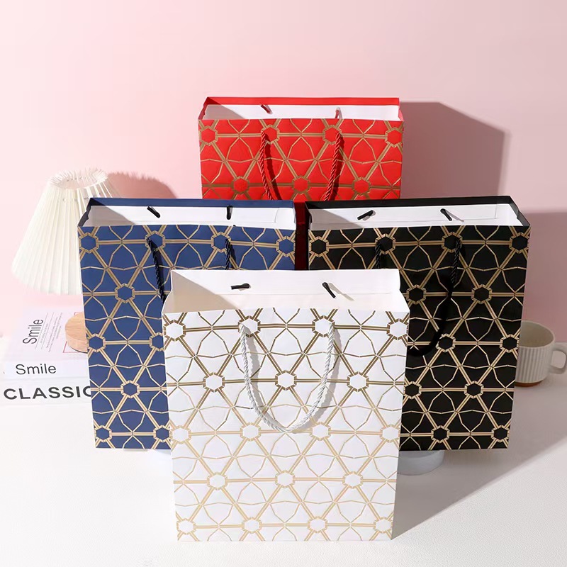 定制款跨境压纹高级感商务伴手礼品袋烫金图文白卡纸礼品包装批发