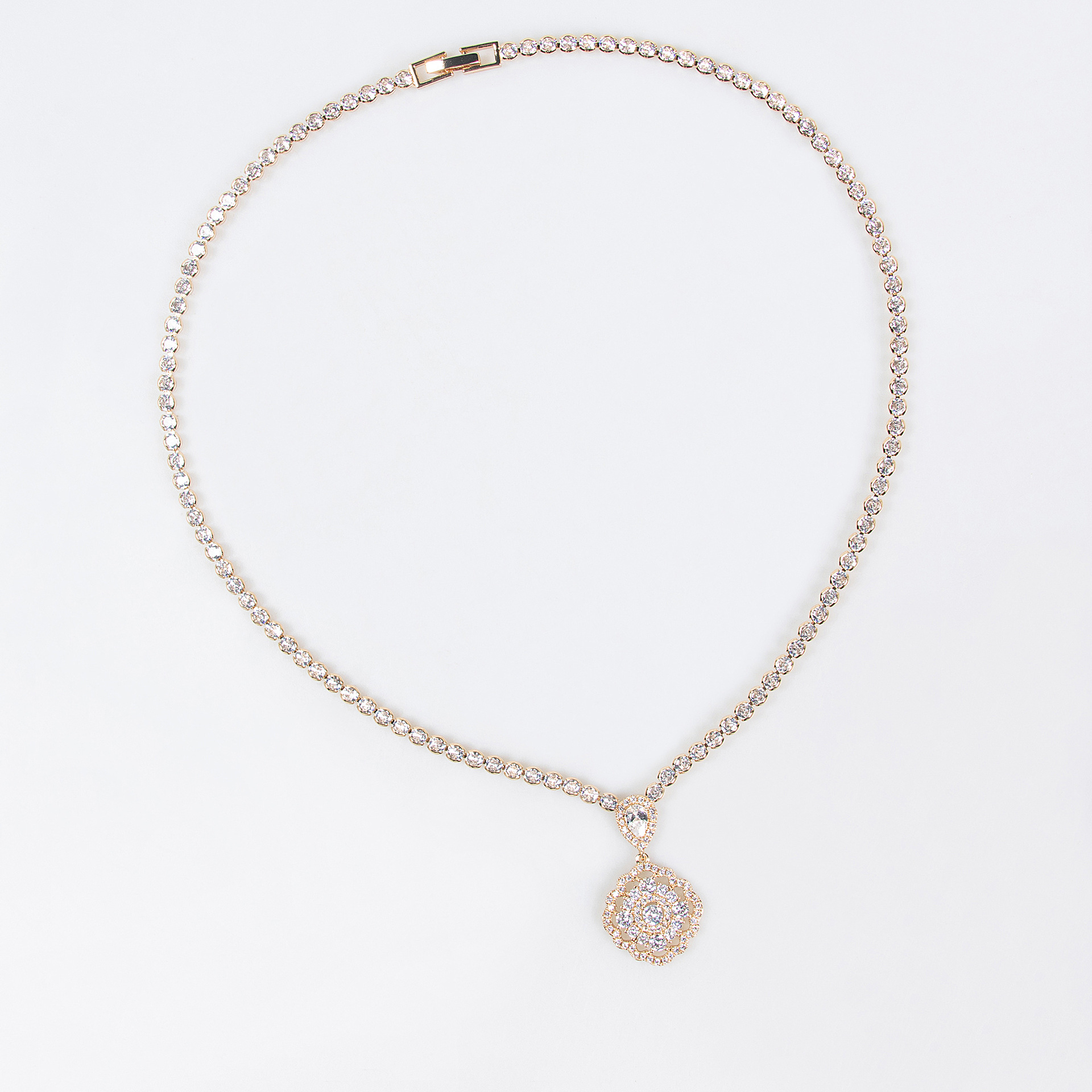 Cross-border light luxury copper-inlaid zircon flower petal necklace, women's niche Instagram super sparkling flower pendant collarbone chain wholesale Item Picture