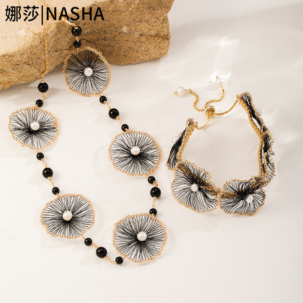 娜莎法式小众铜丝手工钩织山茶花朵项链手链套装轻奢高级感配饰