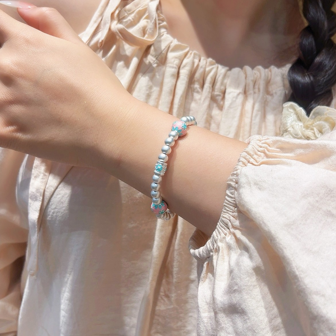 The lotus pod flower round ball bracelet plated with Miao silver and hidden silver is a fashionable, trendy, unique and versatile birthday gift with a light luxury and exquisite feel Application Scenario