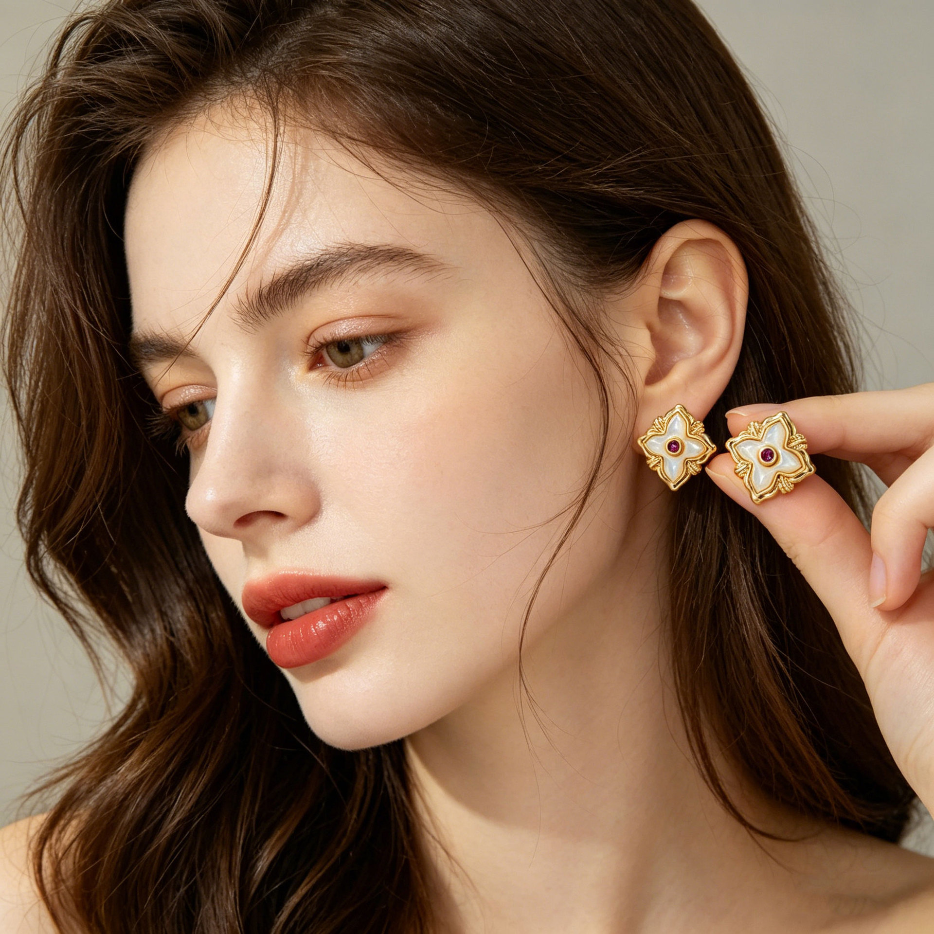 Light luxury style natural mother-of-pearl four-leaf clover earrings, copper alloy, real gold electroplated with zircon s925 silver needle, versatile earrings details Picture