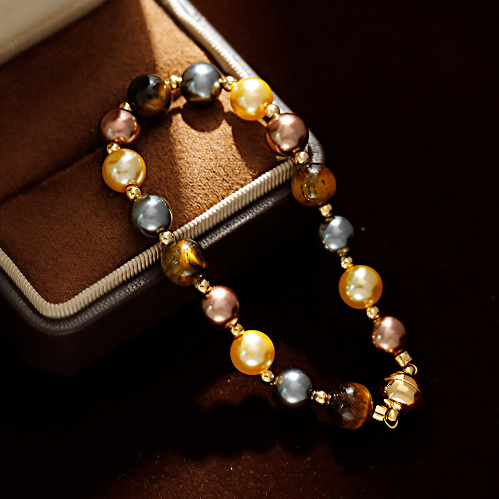 Hyacinth retro Merade-style tiger's eye stone beaded pearl bracelet, a light luxury and high-end style bracelet, fashionable and individual magnetic attraction jewelry Application Scenario
