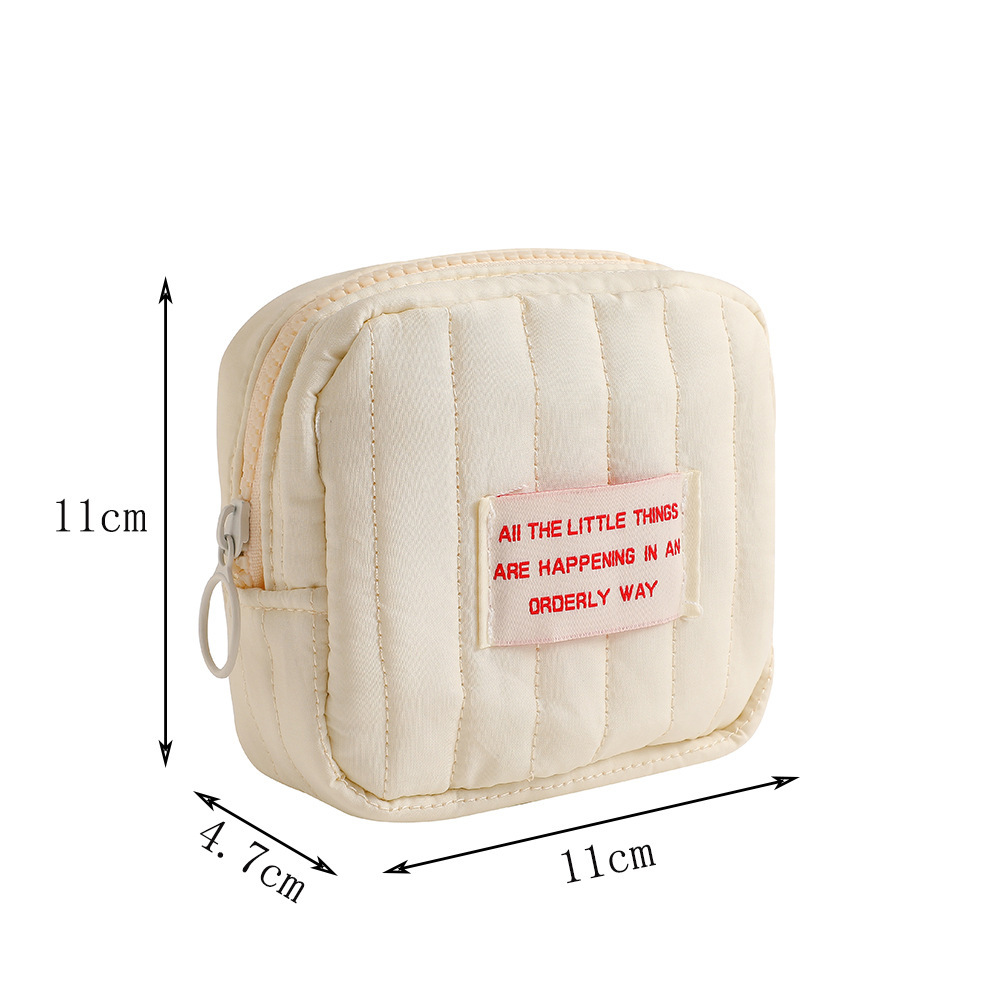 Simple and niche quilted bag for women, portable with high appearance standards, lipstick and cosmetics storage bag, student niche loose change headphones Item Picture