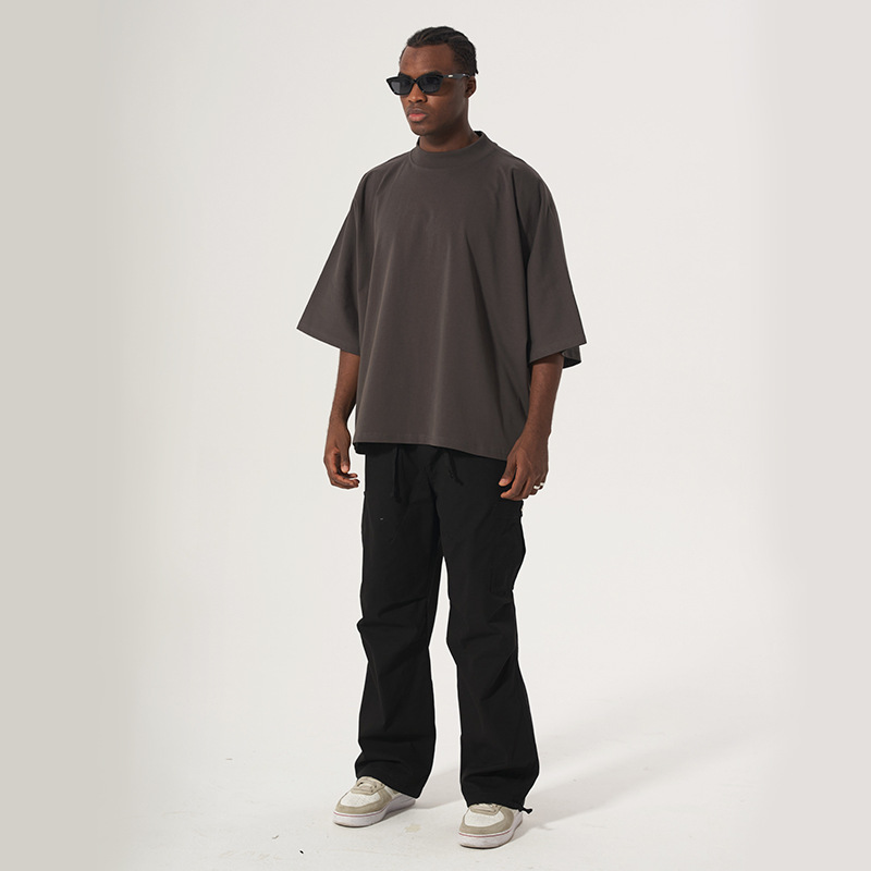 A trendy men's T-shirt with a small neckline, made of pure cotton, is a loose style for American teenagers. It's a short and wide Boxy men's short-sleeved shirt Application Scenario