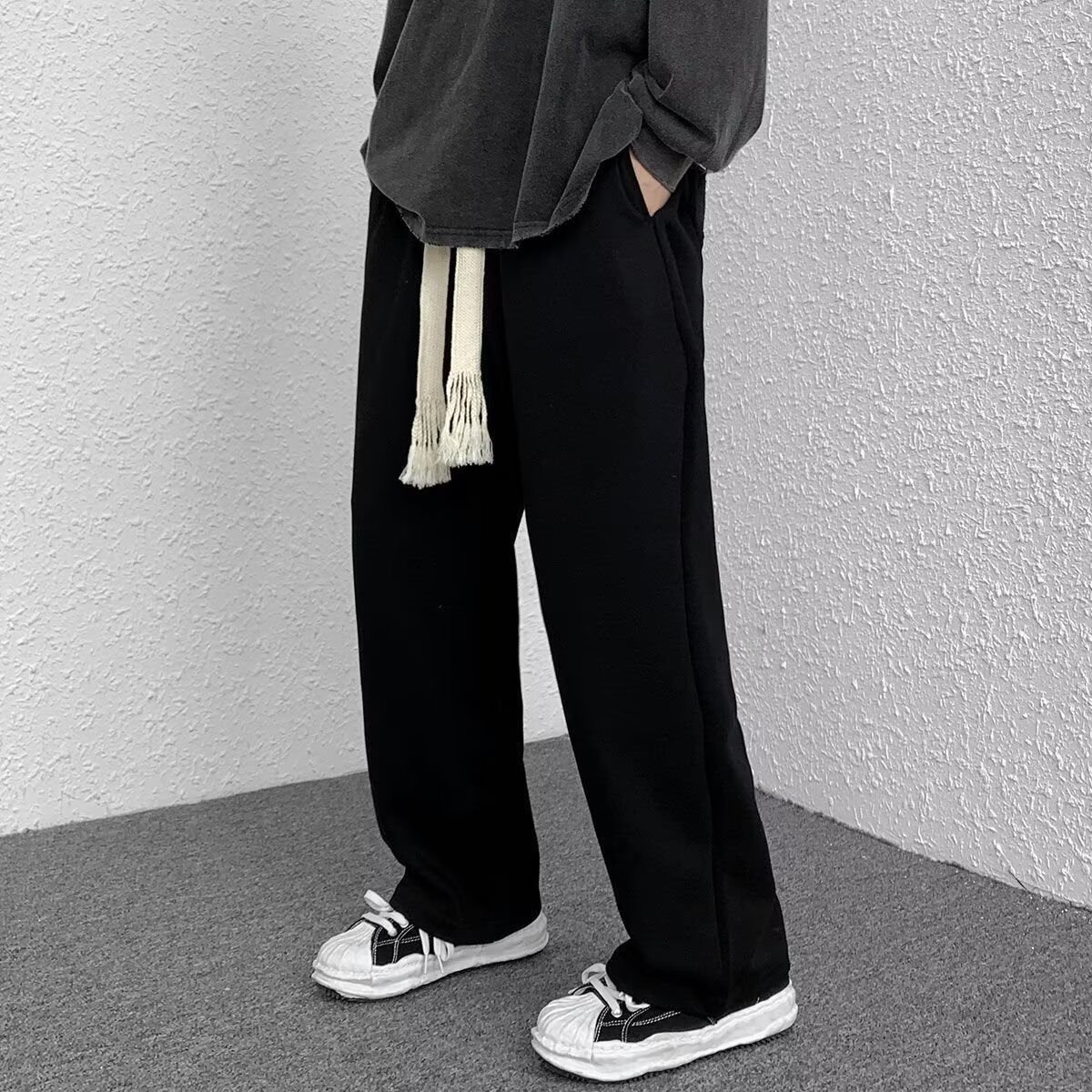 Men's casual pants for autumn and winter are a versatile brand. The straight-leg sport pants with drawstring and loose floor-length pants with fleece are trendy