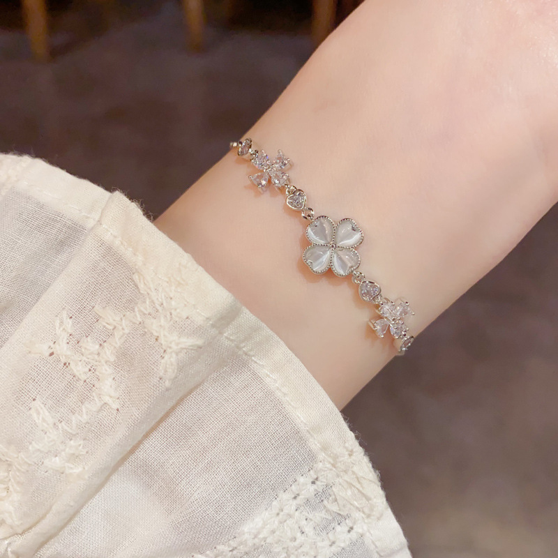 Summer new light luxury diamond-encrusted four-leaf flower bracelet, pull-out style, fashionable, gentle, versatile and high-end accessory for women
