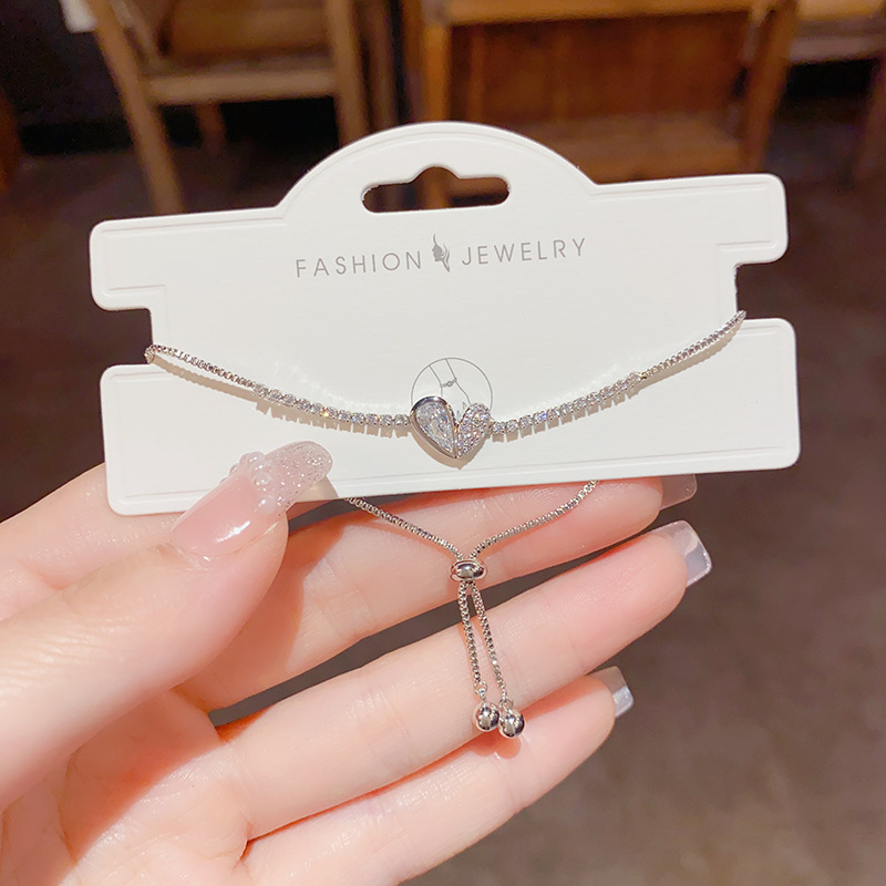The same style of Douyin, light luxury, fashionable and sweet, slightly inlaid heart-shaped bracelet, with a sense of high-end, niche design and elegant charm Application Scenario