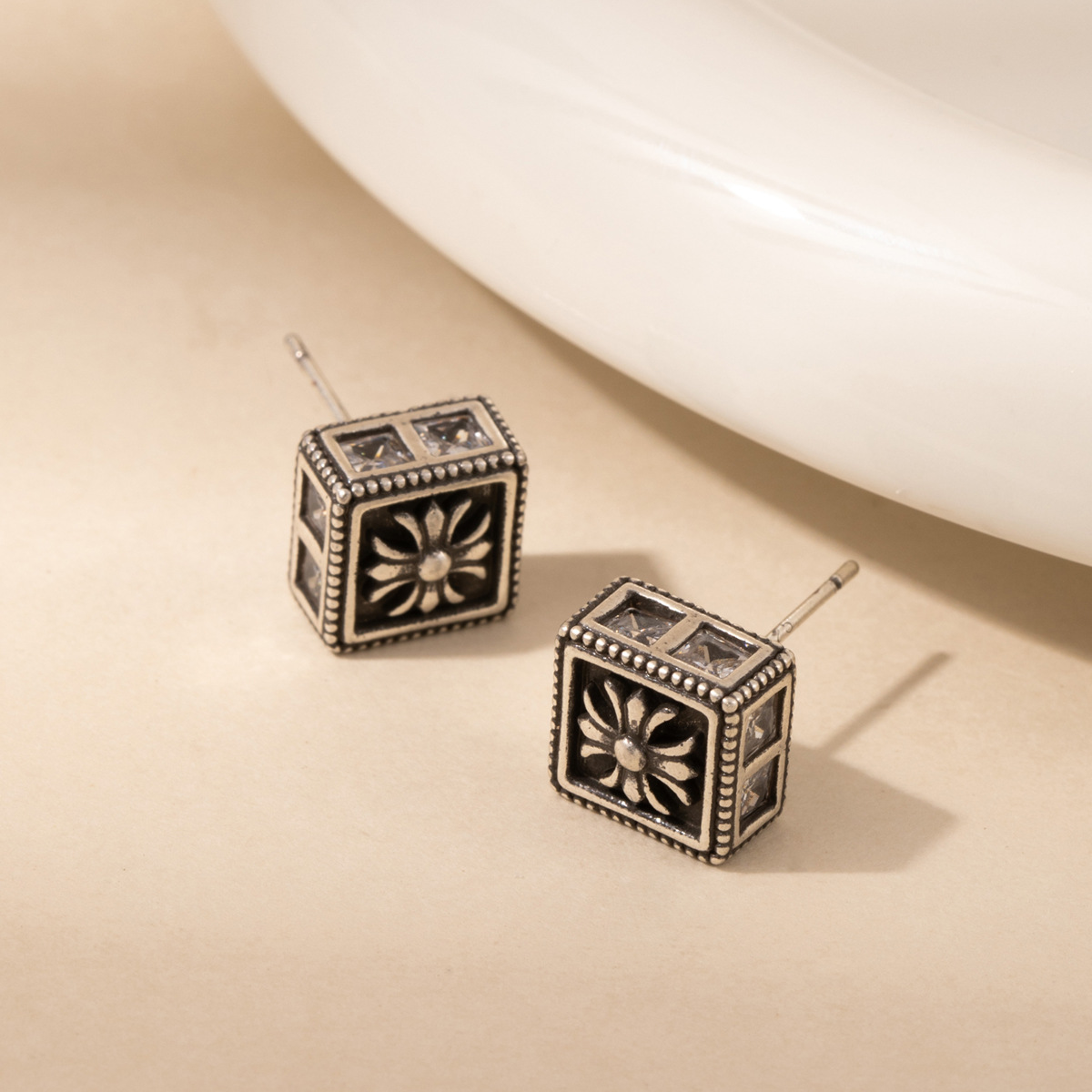 Aged Croton cross zircon square stud earrings for women, sweet, cool, neutral style, unique, fashionable and versatile earrings and earrings Application Scenario