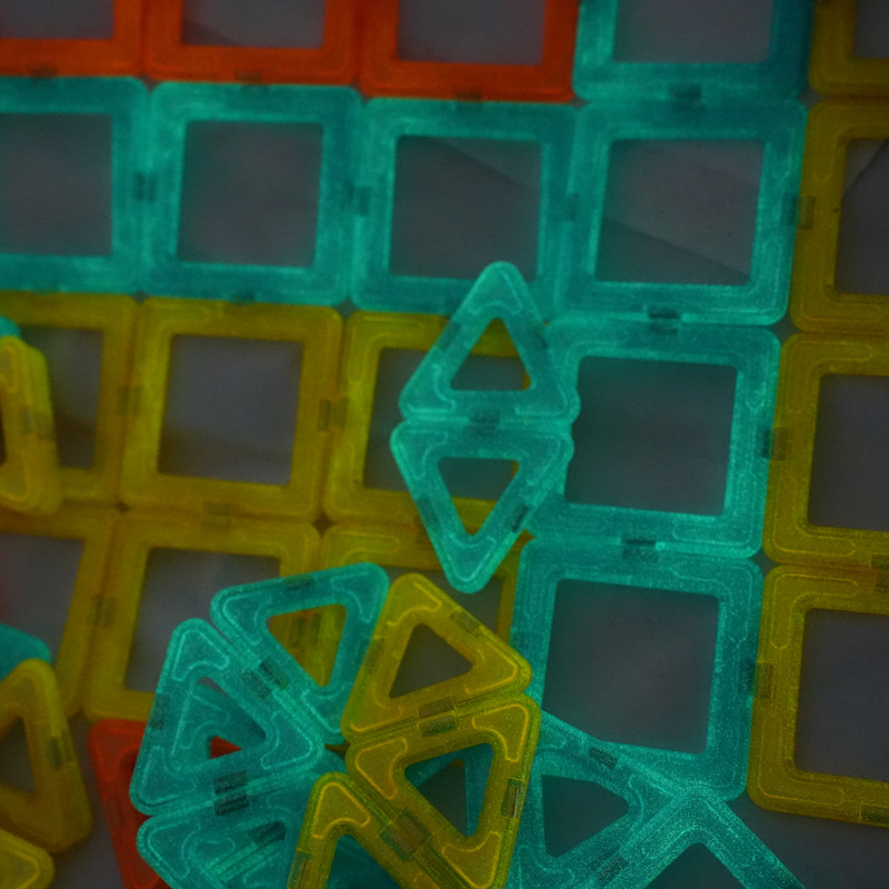 Factory direct sales of magnetic shape customized luminous building blocks, educational toys, intelligence development, color cognition, luminous magnetic sheets details Picture