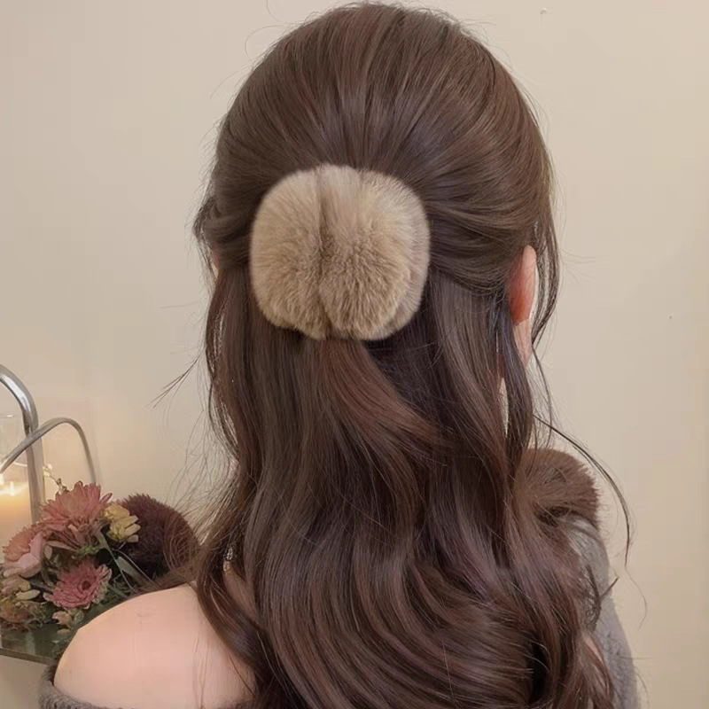 The 2025 new autumn and winter collection features a fluffy rabbit hairpin for women with a high-end look. It also includes a shark clip and a plush semi-tied hair clamp headwear Specification image