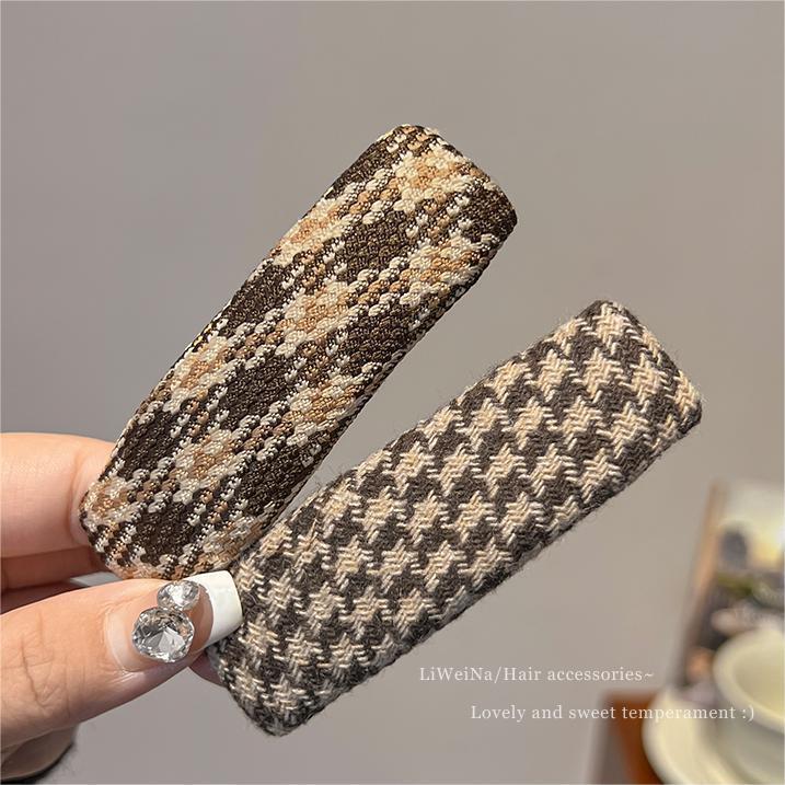 Maillard's thousand-bird checkered coffee-colored side hair clips for women exude a retro charm. Side fringe hair clips and bb hair clips Application Scenario