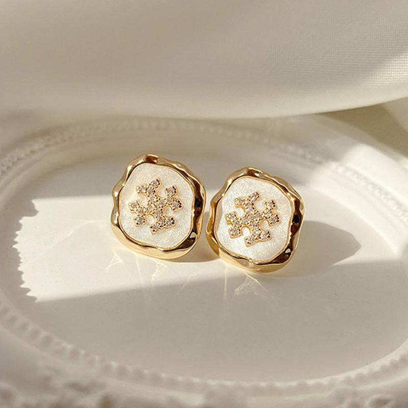 New autumn and winter snowflake stud earrings for women, exuding a sense of high-end elegance and gentle charm. Copper gold-plated creative design earrings for wholesale Specification image