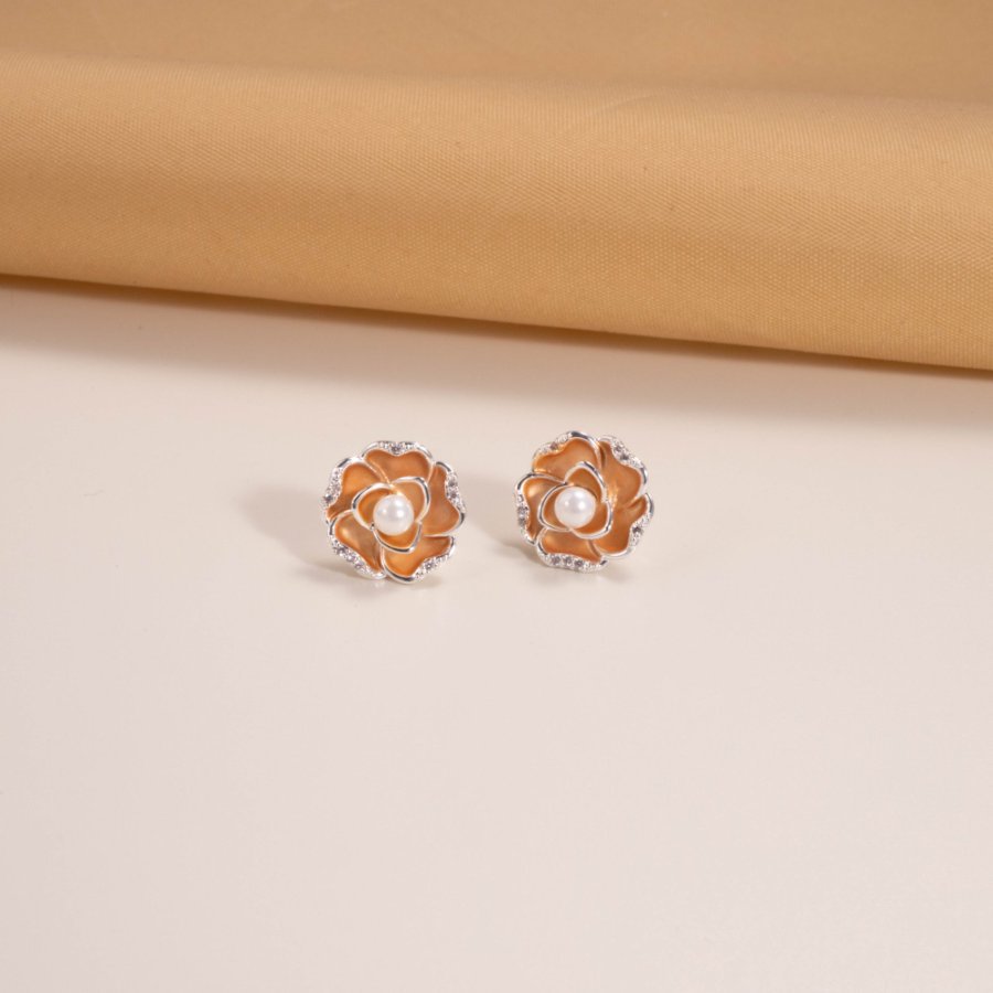 New copper-plated real gold S925 silver needle fashion bestseller, light luxury golden camellia long tassel stud earrings, niche high-end feel, gold gold earrings and earrings for women Application Scenario