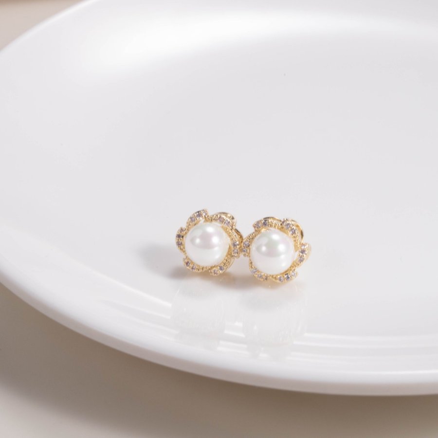 Wholesale of new copper-plated real gold S925 silver needle inlaid freshwater pearl zircon hollowed-out fresh and sweet style stud earrings full figure