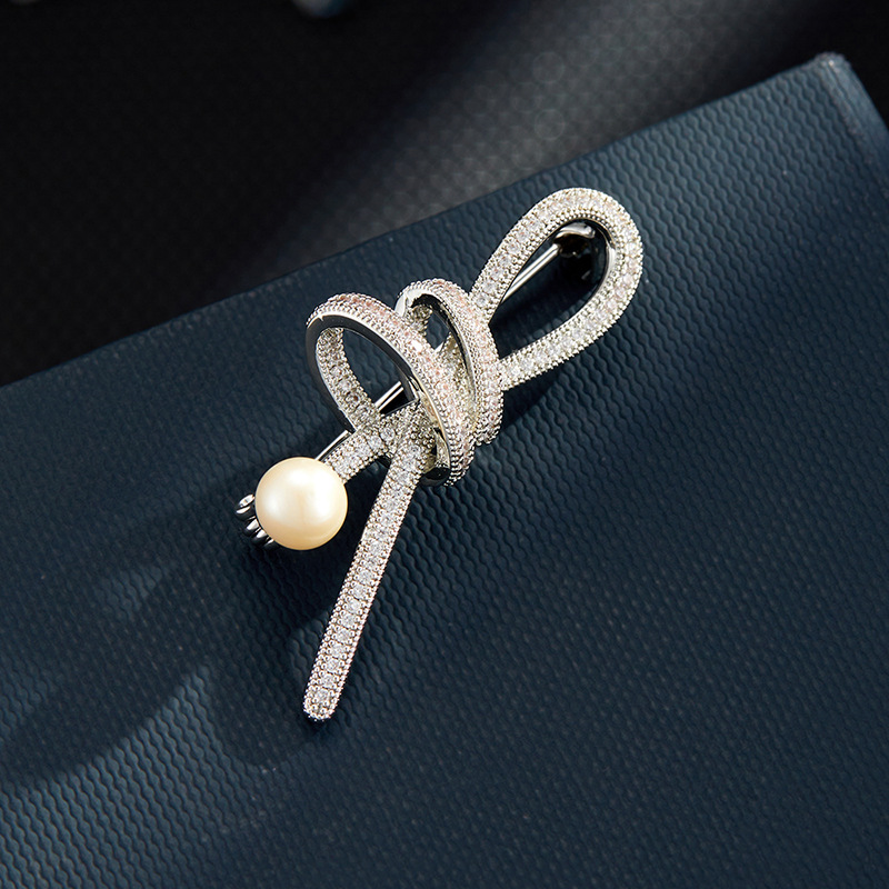 流光璀璨微镶满锆丝带结胸针时尚优雅淡水珍珠衣饰胸花百搭女别针                              