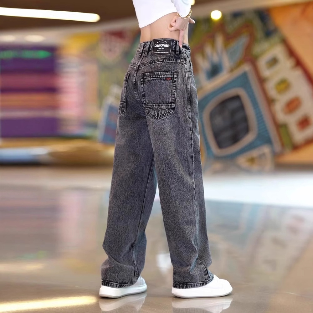 American snowflake jeans for men are trendy and versatile. They are loose straight-leg pants for men, with a unique, cool and stylish look. They are casual trousers with a sense of drape