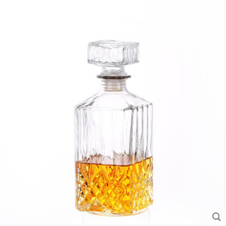 قارورة زجاجية مزخرفة بالزجاج تحتوي على زجاجة خمر فارغة من نبيذ الويسكي Item Picture