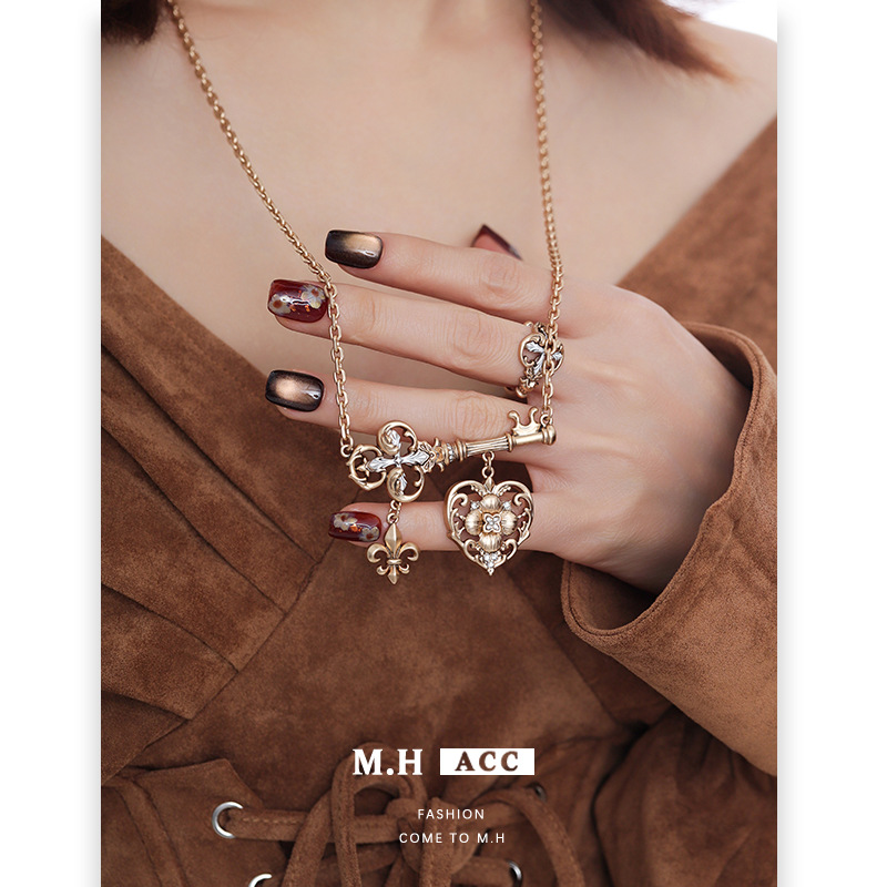 A new original design of the light luxury iris heart-shaped key necklace, a fashionable, simple and versatile high-end sweater chain for women details Picture