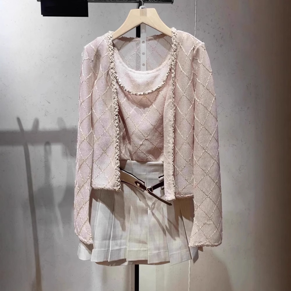 A unique and super beautiful two-piece French style pink knitted sweater with a halter top for women in early spring 2025 Application Scenario